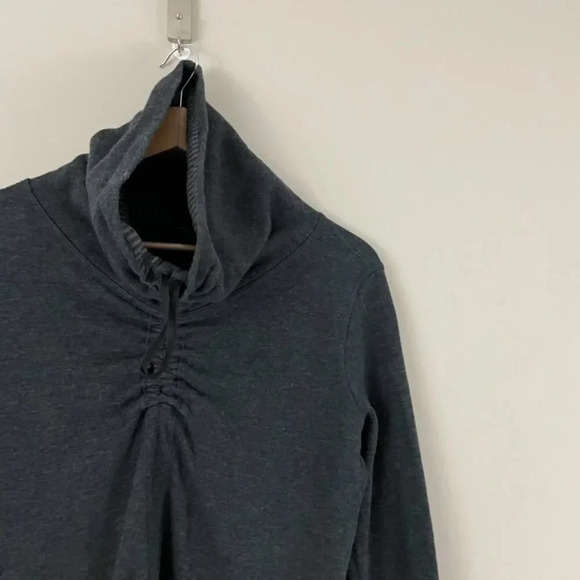 Lululemon In A Cinch Reversible Long Sleeve Tee Black/Stripe Size 6 - Picture 5 of 7